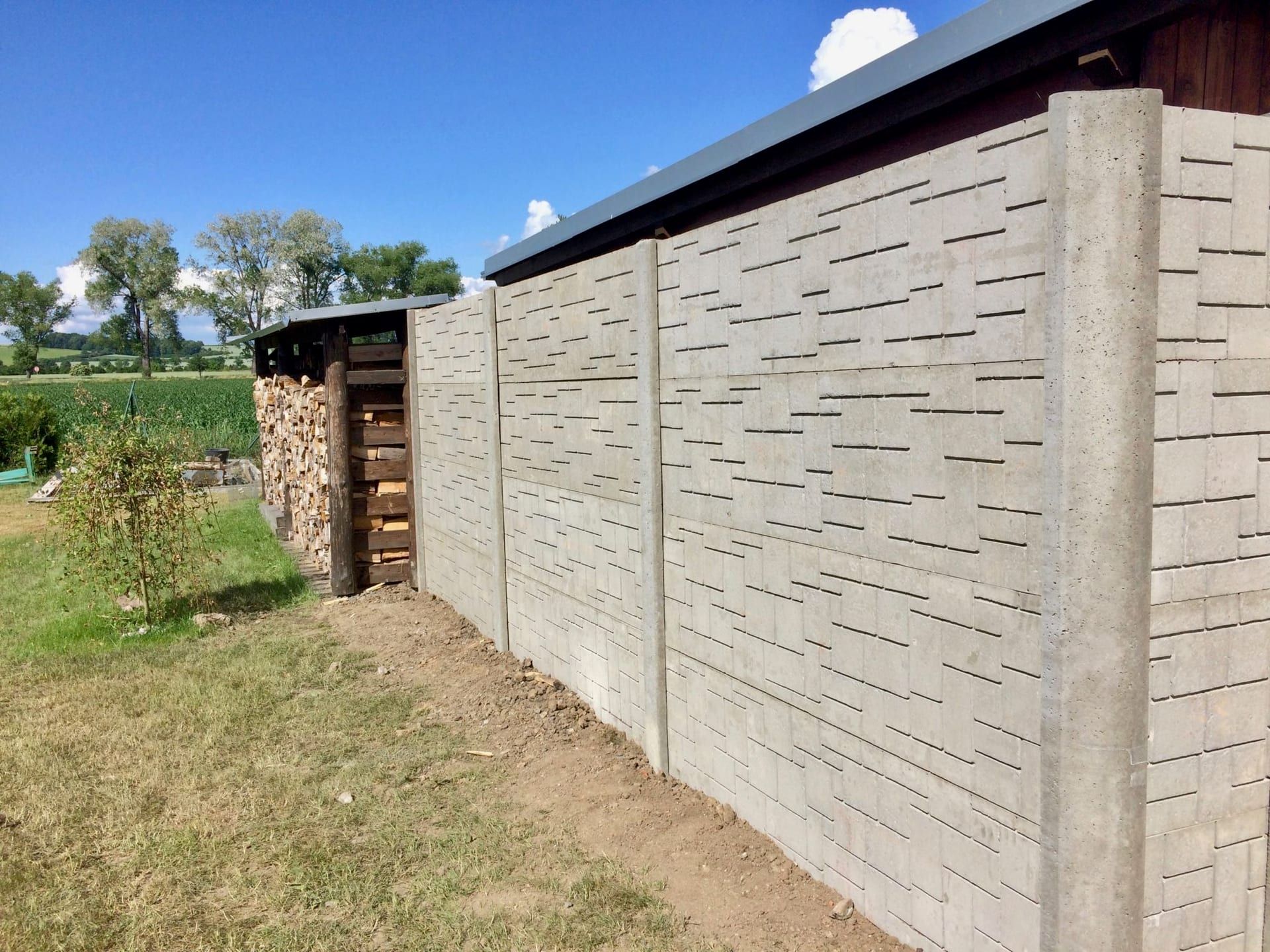 Betonový plot s moderním vodorovným vzorem — realizace Stavíme ploty
