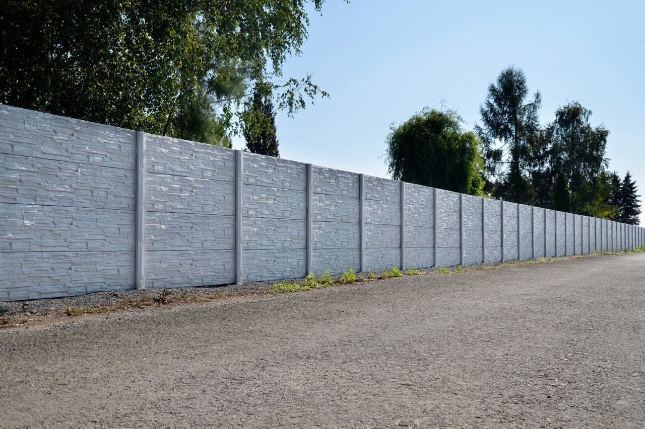 Betonový plot podél cesty v Prostějově — realizace Stavíme ploty