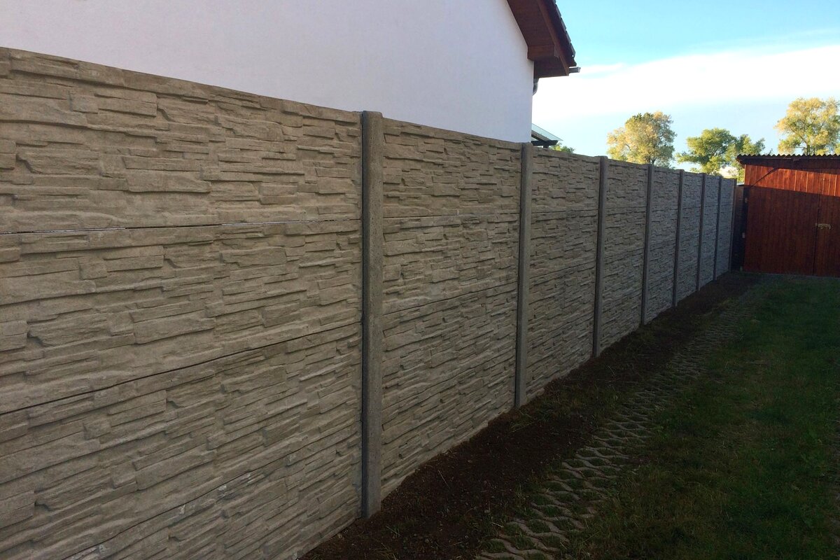 Betonový plot štípaný kámen u rodinného domu — realizace Čechy