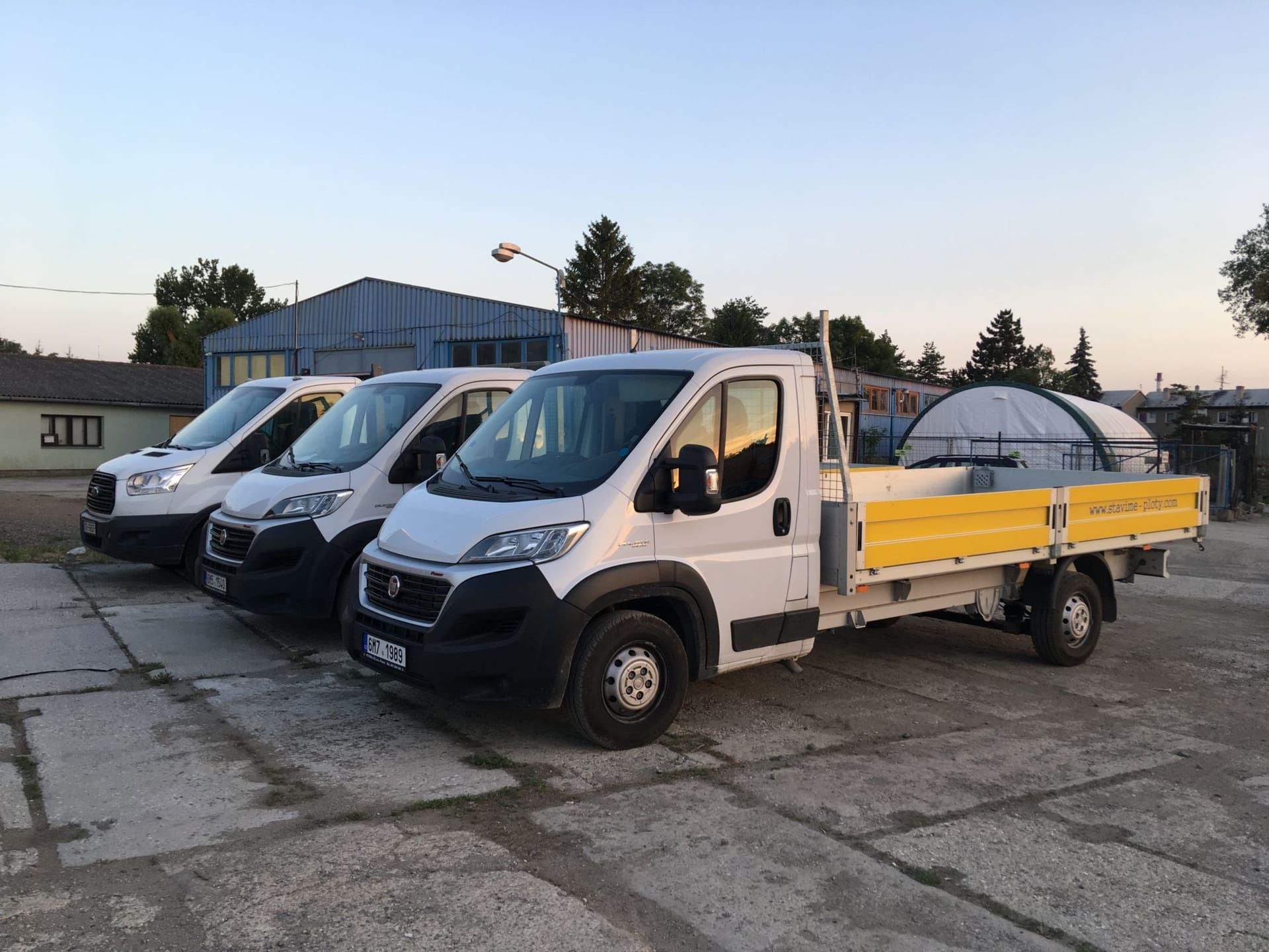 Firemní vozidla Stavíme ploty — profesionální zázemí