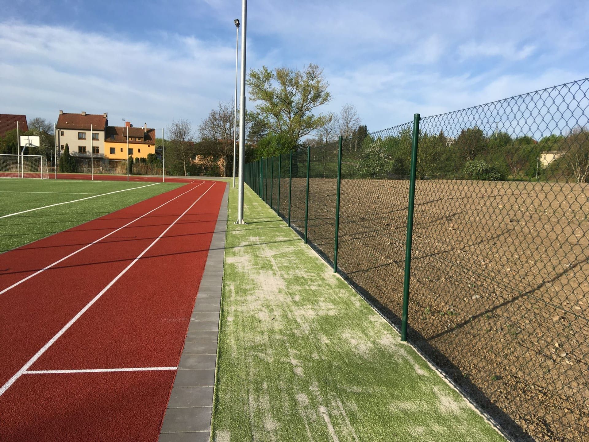 Oplocení u běžecké dráhy pletivem — realizace Stavíme ploty