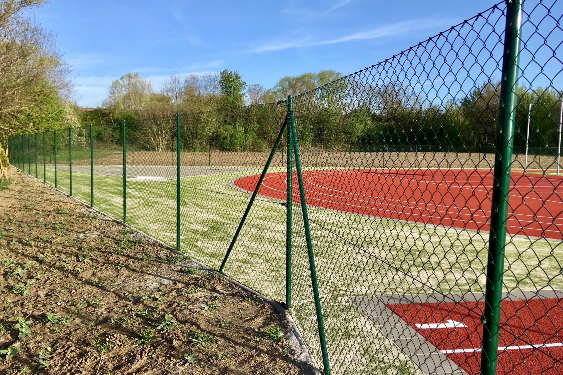 Oplocení sportovního hřiště pletivem — realizace Stavíme ploty