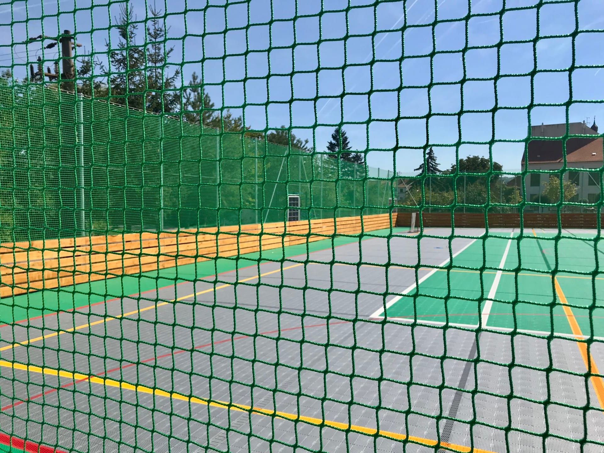 Oplocení multifunkčního hřiště sítí — realizace Stavíme ploty