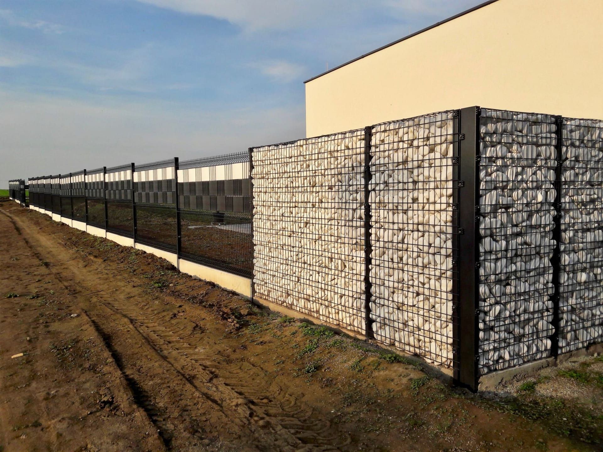 Gabionový a panelový plot u průmyslového areálu v Olomouci