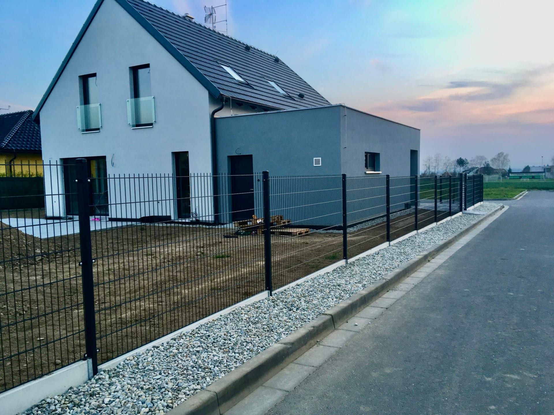 Antracitové panelové oplocení 2D u novostavby — realizace Stavíme ploty
