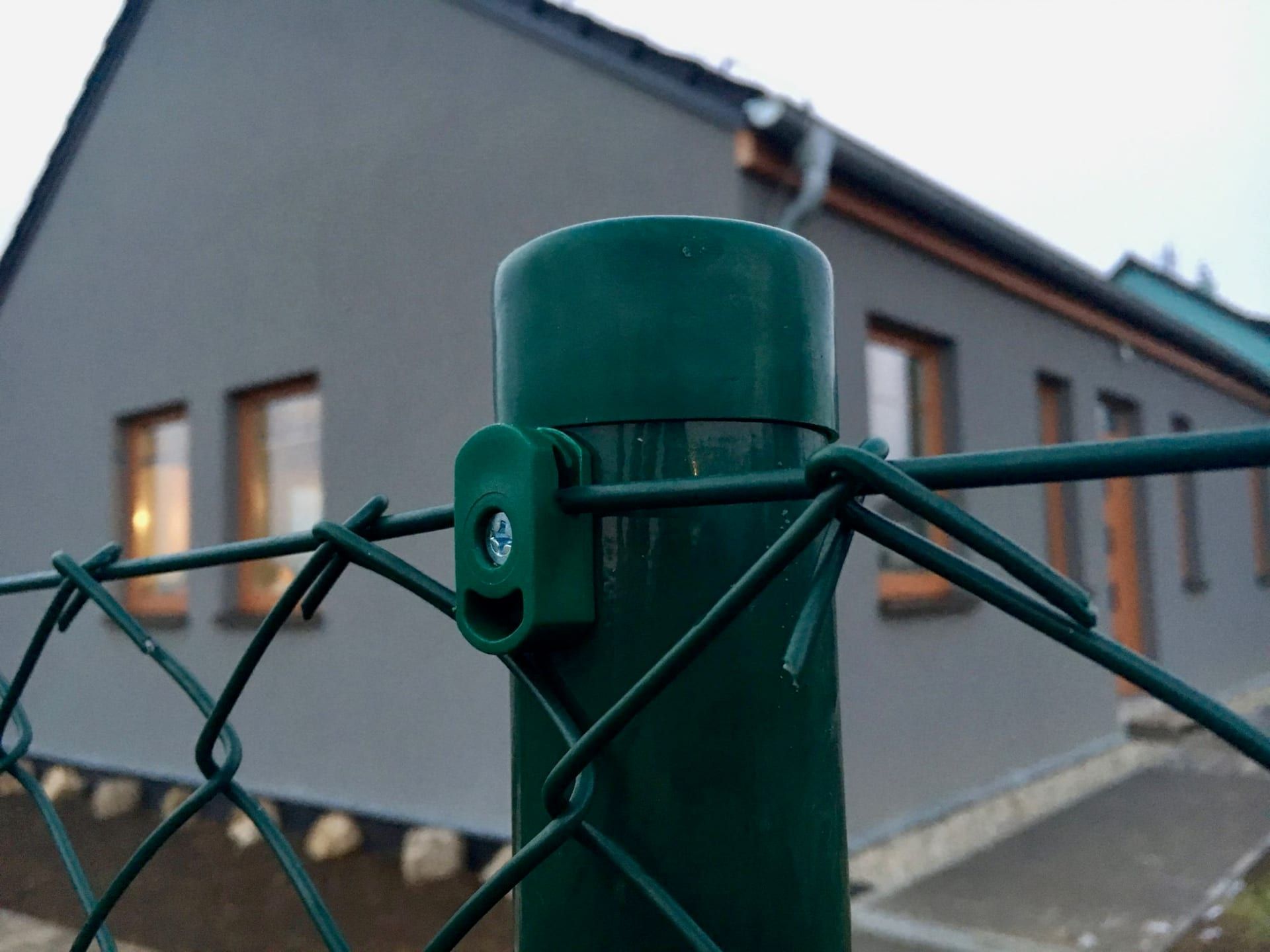 Detail sloupku pletivového plotu — kvalitní provedení Stavíme ploty